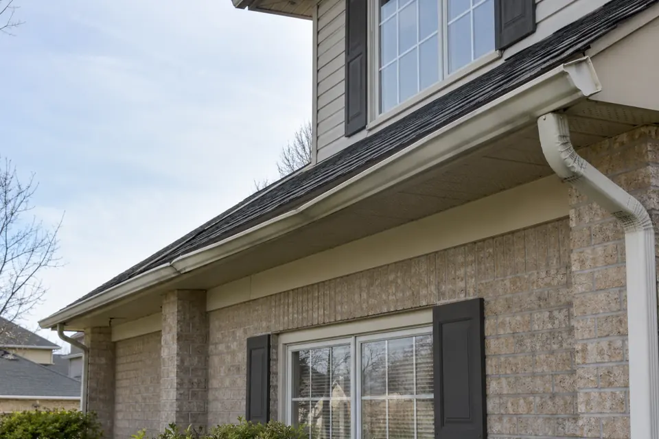 Long seamless eavestrough run